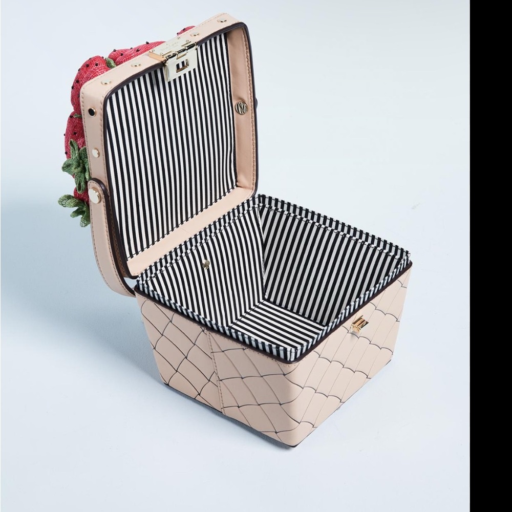 *ISO DO NOT BUY!!!* Kate Spade Picnic Perfect strawberry basket purse - Picture 3 of 3